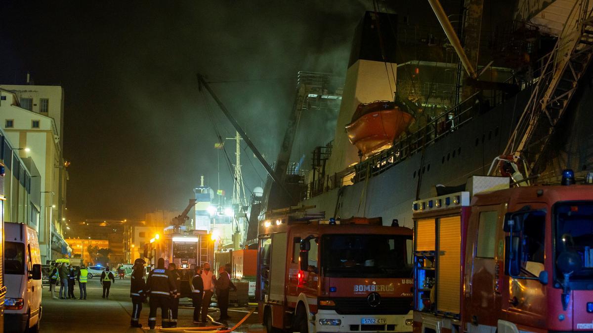 Un pesquero ruso sufre un incendio en el puerto de Las Palmas, hay tres desaparecidos