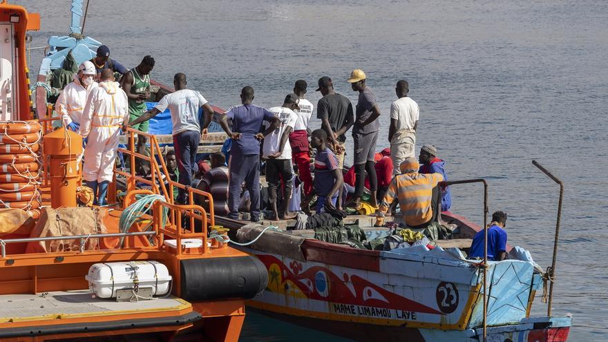 363 migrantes son rescatados en tres cayucos cerca de Tenerife y Gran Canaria