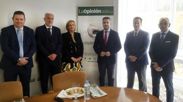 Los asistentes al desayuno
económico, celebrado en
La Opinión de Málaga. jesús mérida