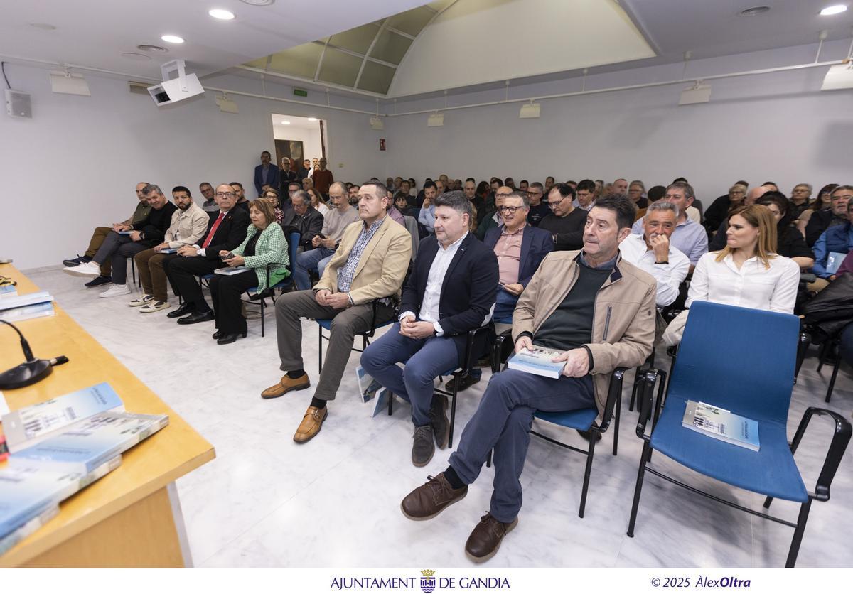 El gran número de asistentes al acto de presentación del libro en la Casa de la Marquesa