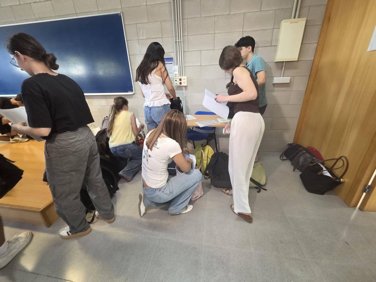 Arranca una Selectividad en la UIB marcada por los detectores de móviles y los nervios de casi 5.000 alumnos