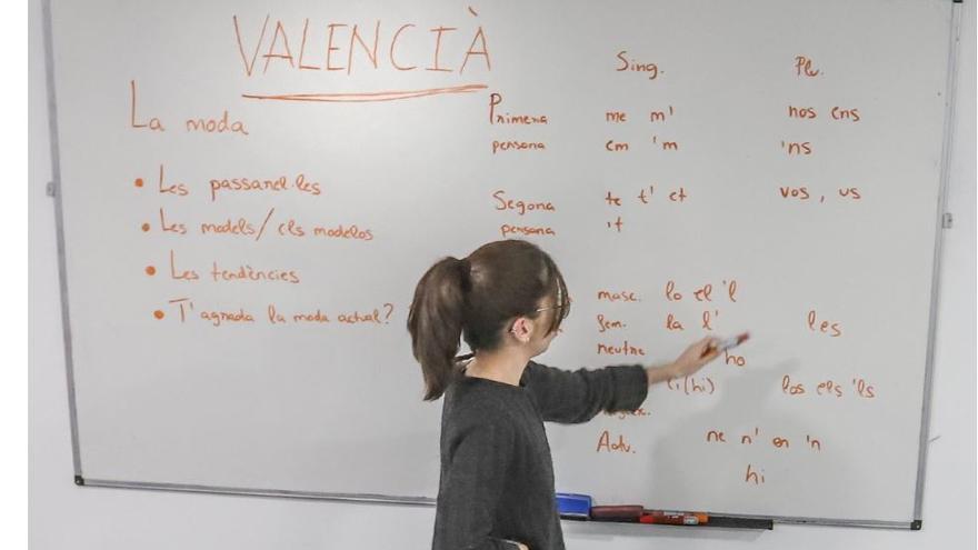 Una jove estudia valencià en una classe d'Orihuela.