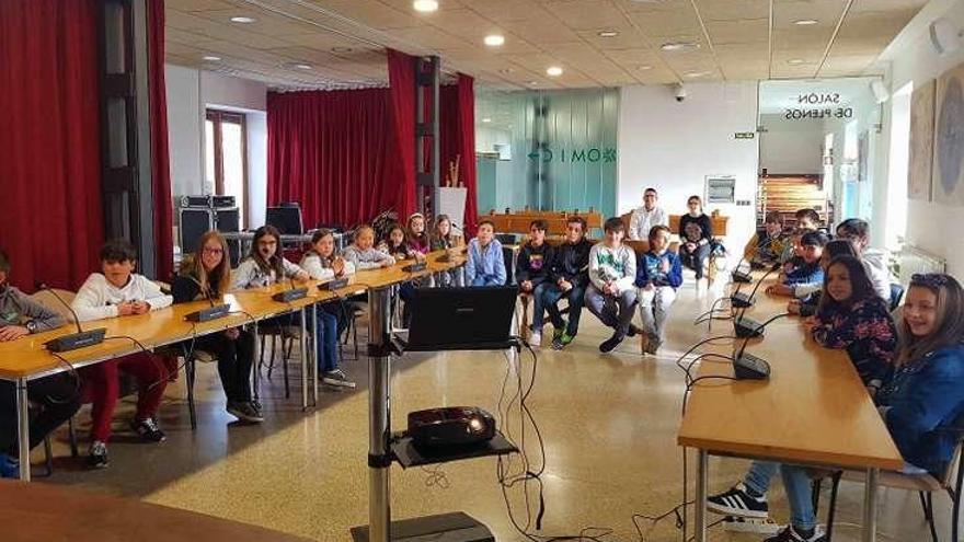 Alumnos del Pinar conocen el funcionamiento del Ayuntamiento y piden mejoras al alcalde