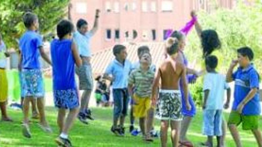 Unos treinta niños participan en el campamento de Aldea Moret