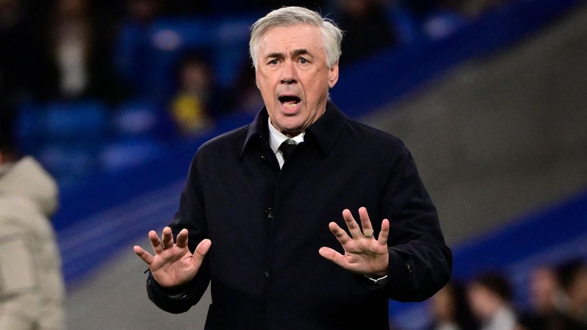 Carlo Ancelotti pidiendo calma a su equipo contra el Elche