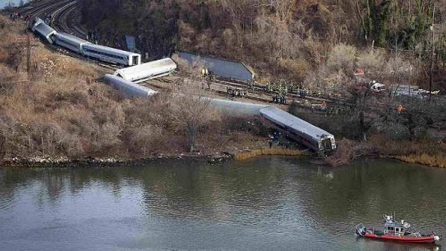 Cuatro muertos al descarrilar un tren en Nueva York