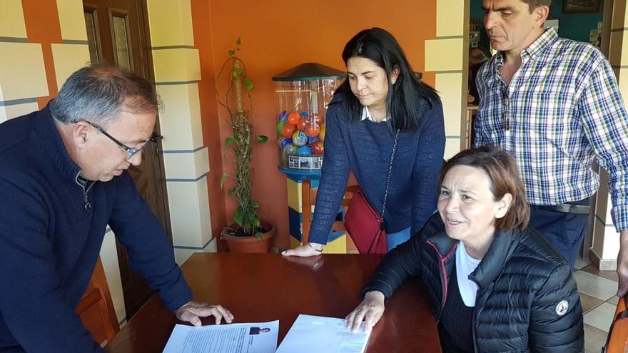 Carmen Moriyón, Carmen Fernández y Pedro García Rama entregan una carta con sus compromisos a los pastores en Avín.