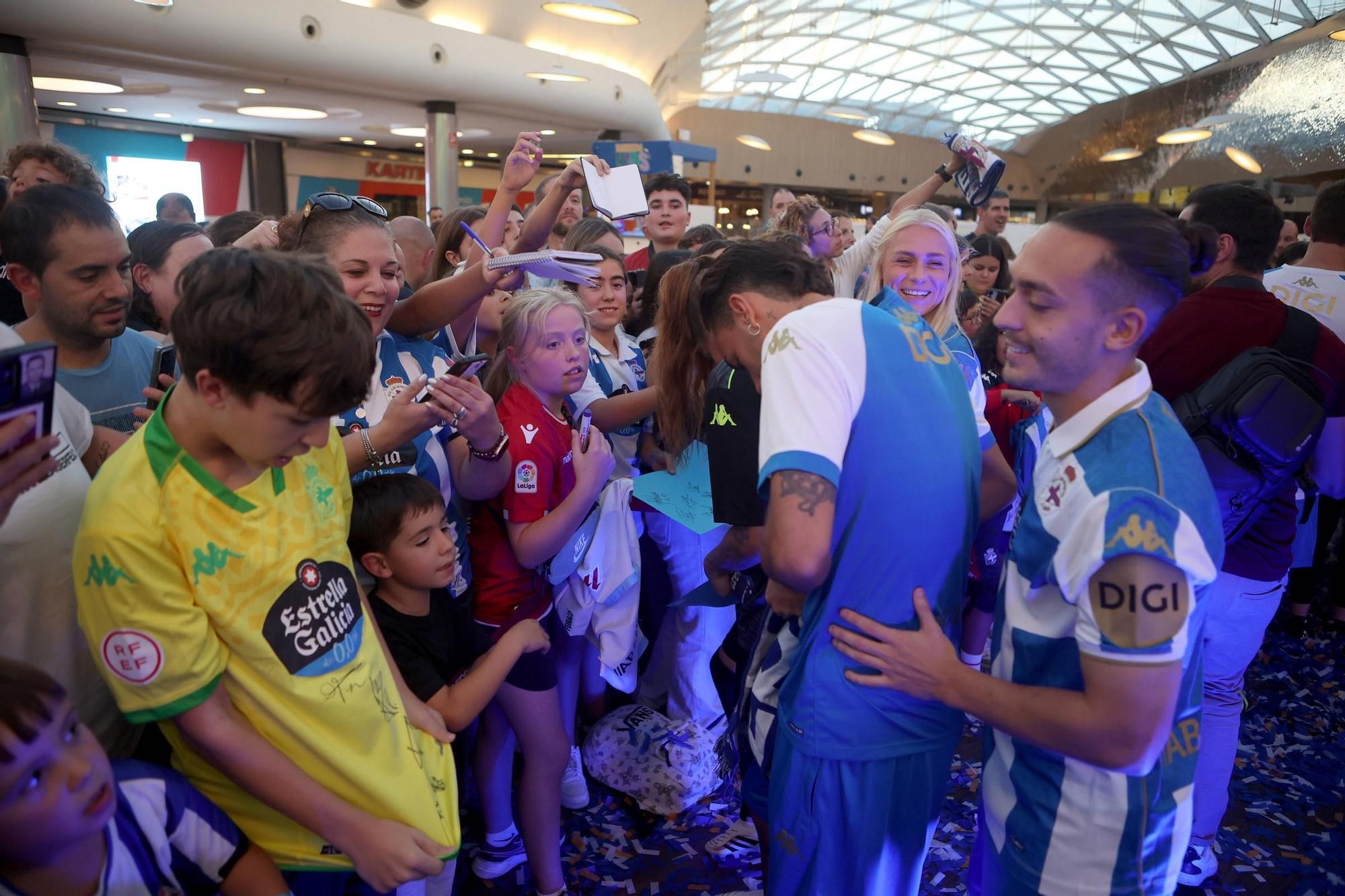 El Deportivo presenta en Marineda City sus equipaciones para la temporada 2025-2026