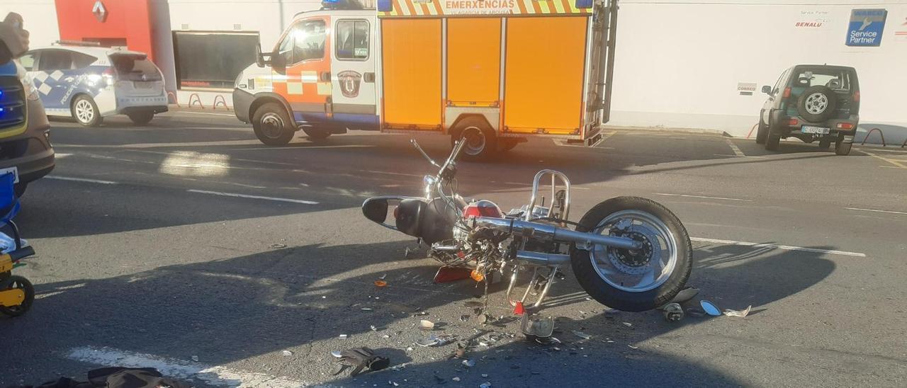 Estado en el que quedó la moto tras el accidente de tráfico.