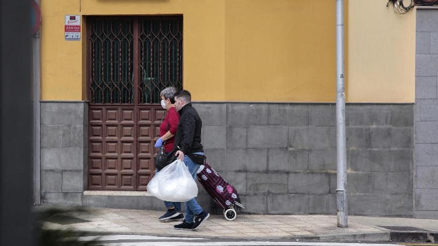 Dos personas tras realizar compras en Tenerife.