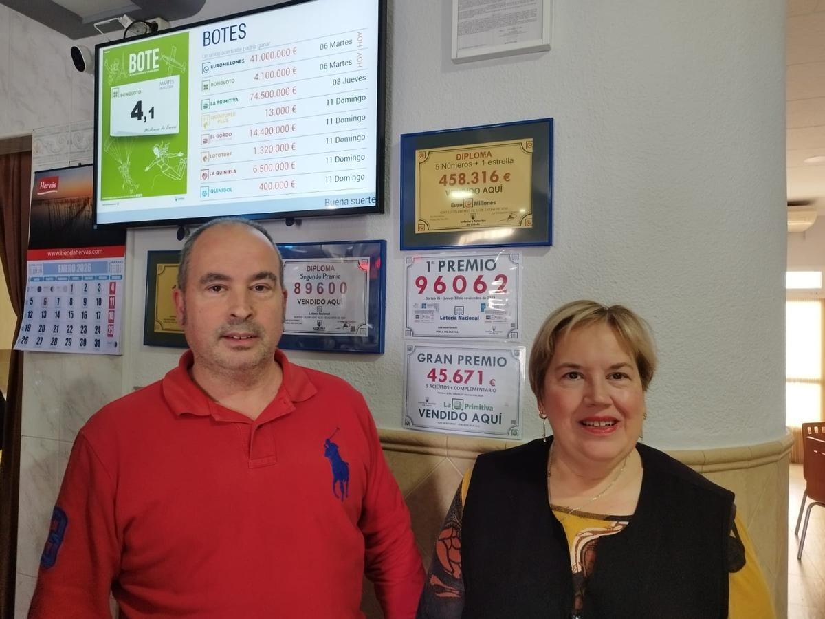 Los propietarios del bar de la Pobla del Duc donde se ha vendido un décimo del primer premio del Niño.