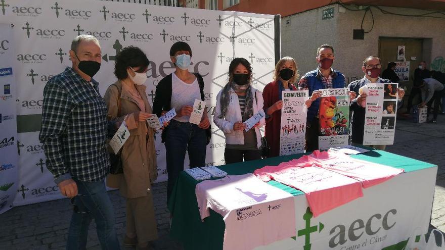 Los colaboradores, la presidenta de la AECC y responsables municipales, esta mañana en la presentación