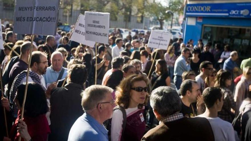 El profesorado sale a la calle para exigir a Educación mayor inversión