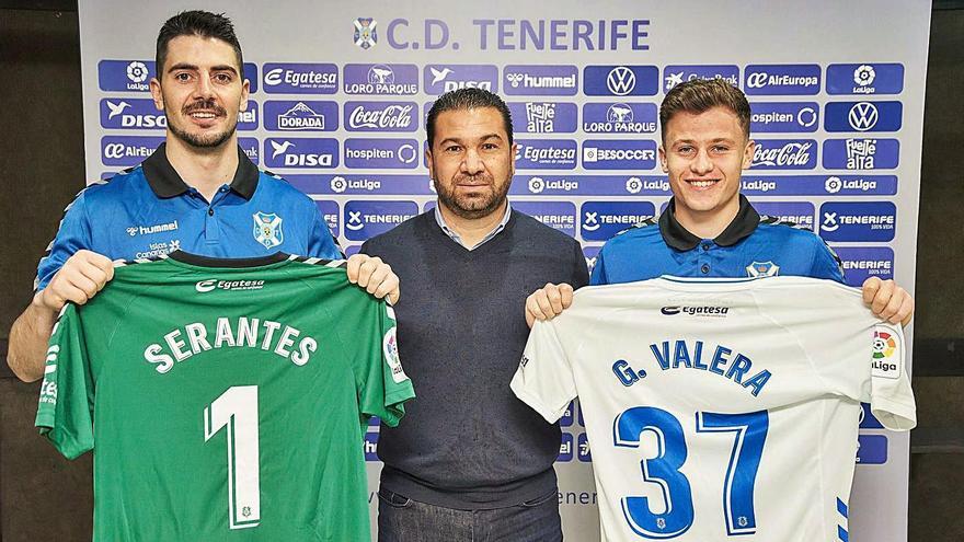 Jon Ander Serantes y Germán Valera, con sus nuevas camisetas, luciendo el 1 y el 37, junto a Juan Carlos Cordero.