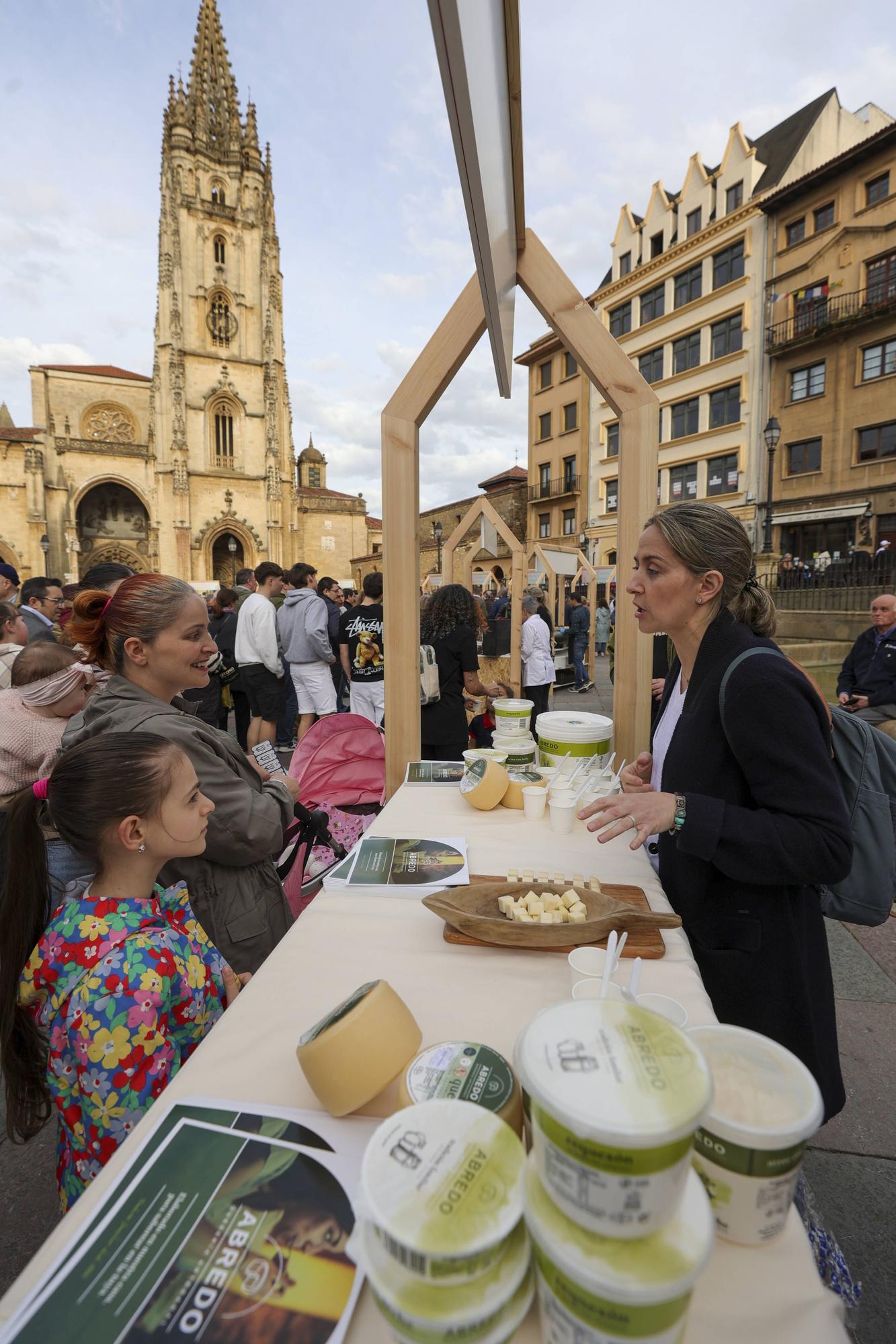 Así fue la cata de marcas asturianas de queso en la plaza de la Catedral 