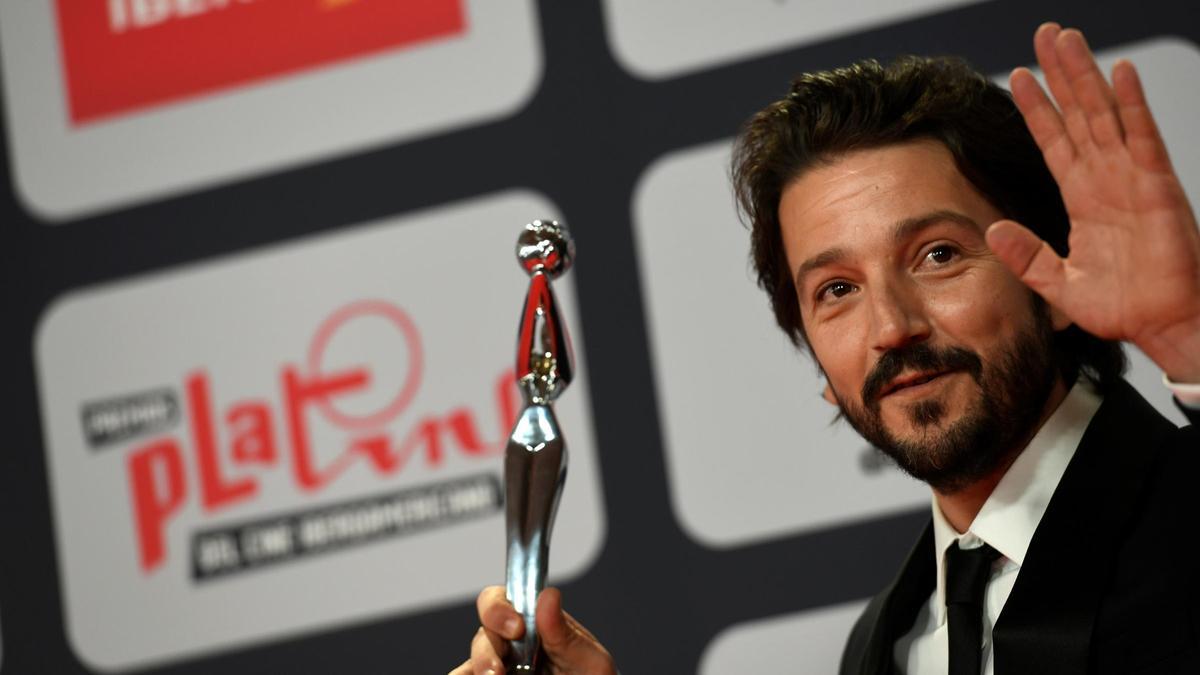 El actor Diego Luna saluda con su premio