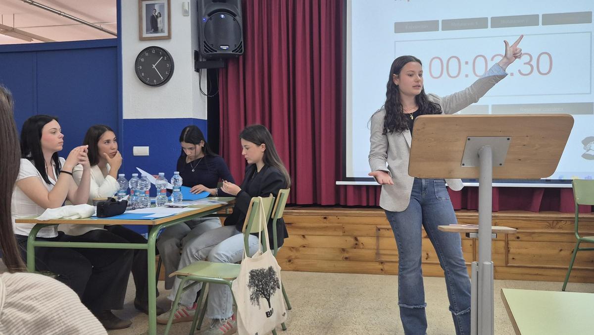 Equipo IES Pirineos, subcampeón del Torneo de Debate del IES Lucas Mallada.