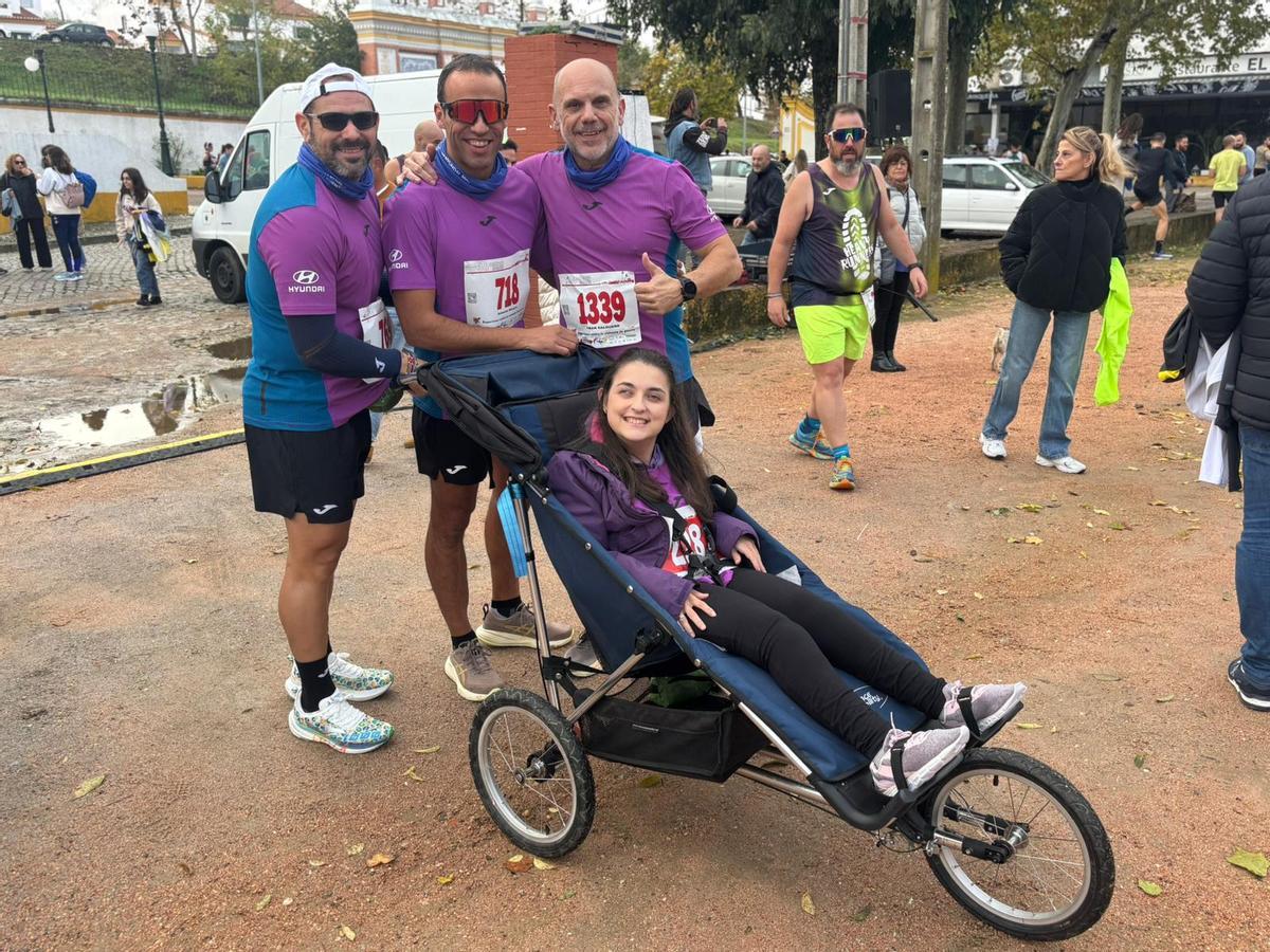 Laura Pereira junto a los trabajadores de Maven Motor Hyundai antes del inicio del Medio Maratón Elvas-Badajoz.