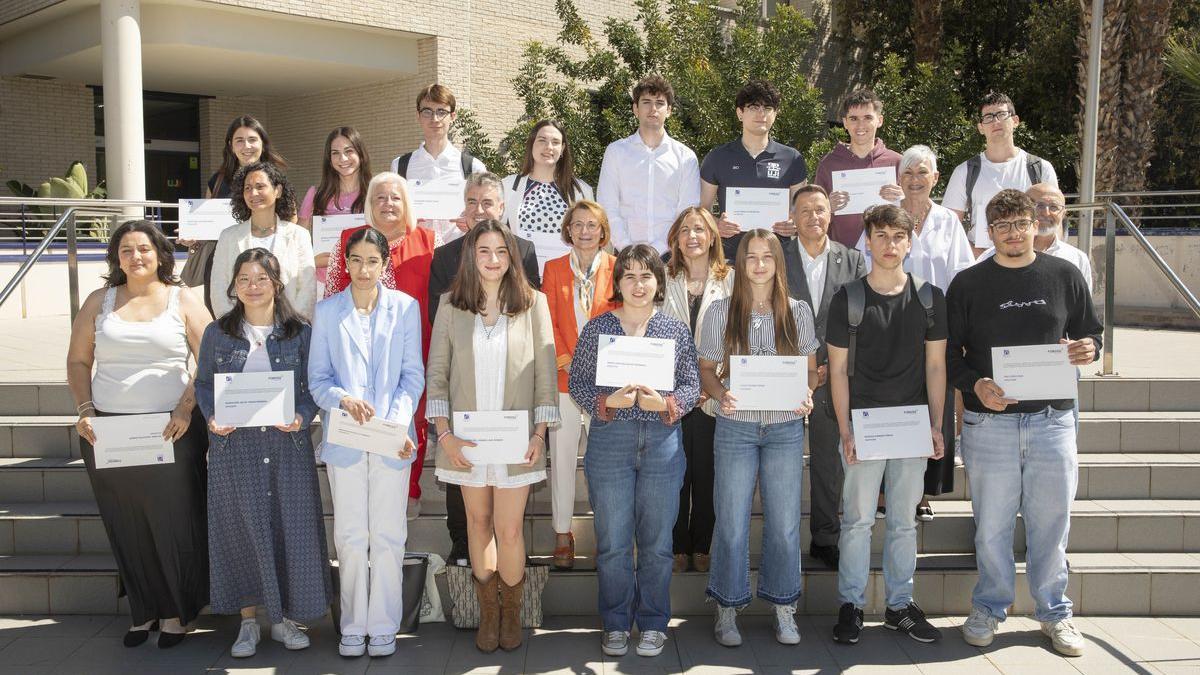 Los alumnos becados posan con los alcaldes y la rectora.