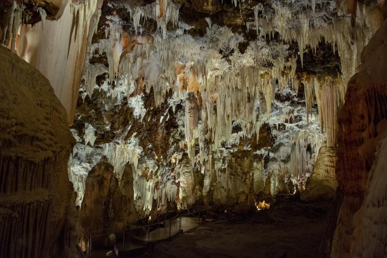Dentro de las Cuevas del Aguila estalactitas de la cueva en Ávila, España