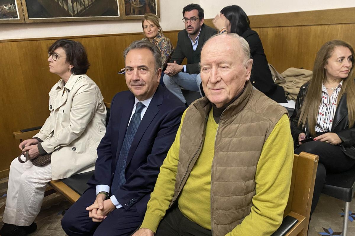 Gambín presenta su libro del Centenario del Elche rodeado de leyendas y expresidentes Gambín presenta su libro del Centenario del Elche rodeado de leyendas y expresidentes