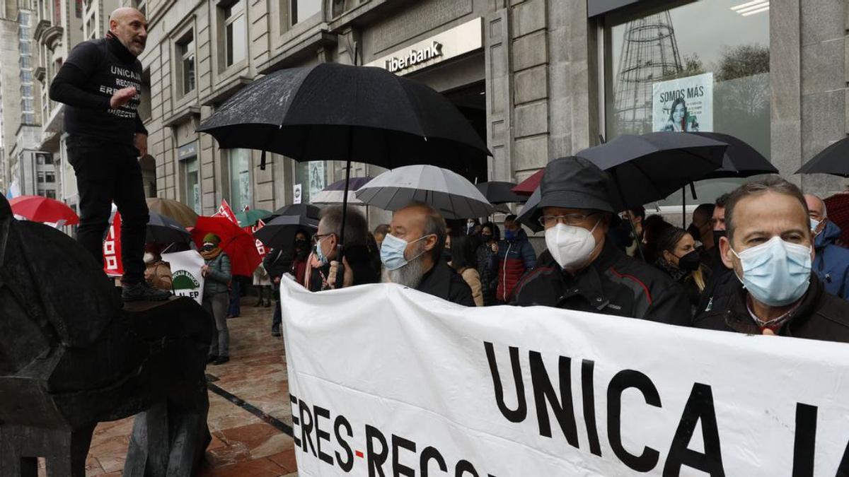 Trabajadores de Unicaja Banco, concentrados frente a la sede de la antigua Liberbank, en la plaza ovetense de la Escandalera. | Luisma Murias