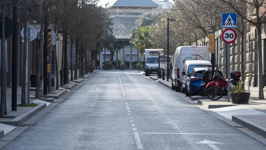 Una de les vies habitualment més transitades de Figueres, deserta.