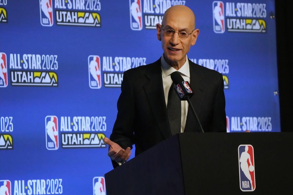 Salt Lake City (United States), 19/02/2023.- NBA Commissioner Adam Silver speaks during a news conference before the NBA All-Star Weekend Kia Skills Challenge at Vivint Arena in Salt Lake City, Utah, USA, 18 February 2023. (Baloncesto, Estados Unidos) EFE/EPA/GEORGE FREY
