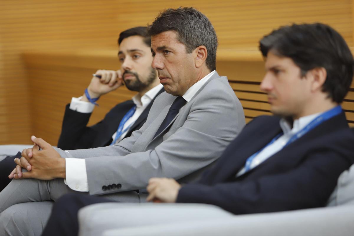 Reunión del president de la Generalitat Valenciana, Carlos Mazón, con startups y empresas en el Foro del Mediterráneo