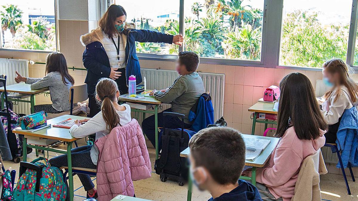 Aula de Primaria, ayer, en un colegio de la provincia en el momento de abrir las ventanas.