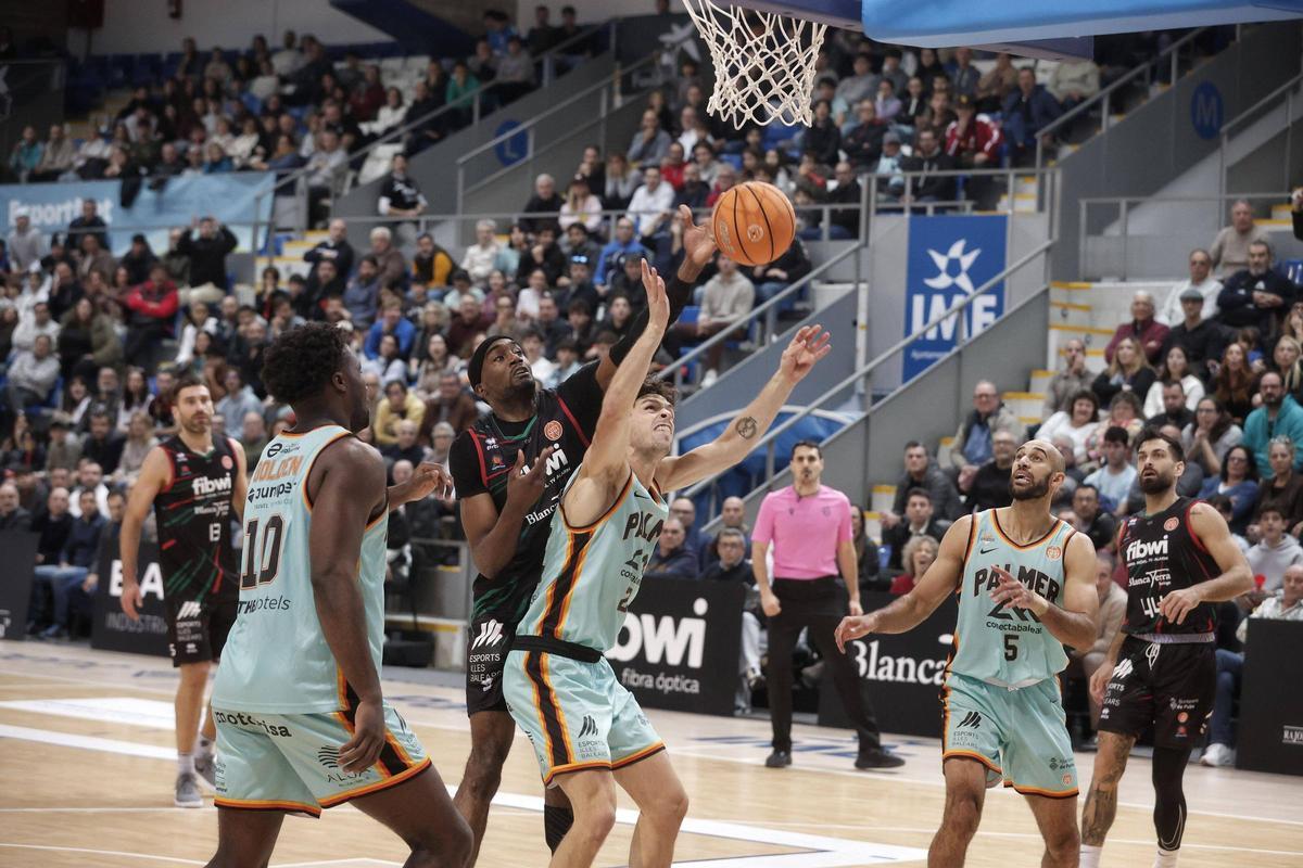 El Fibwi se lleva la victoria ante el Palmer en un derbi apasionante.