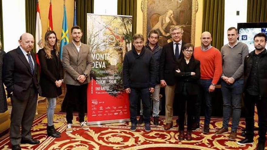 Patrocinadores, concejales y organizadores, en la presentación de la carrera.