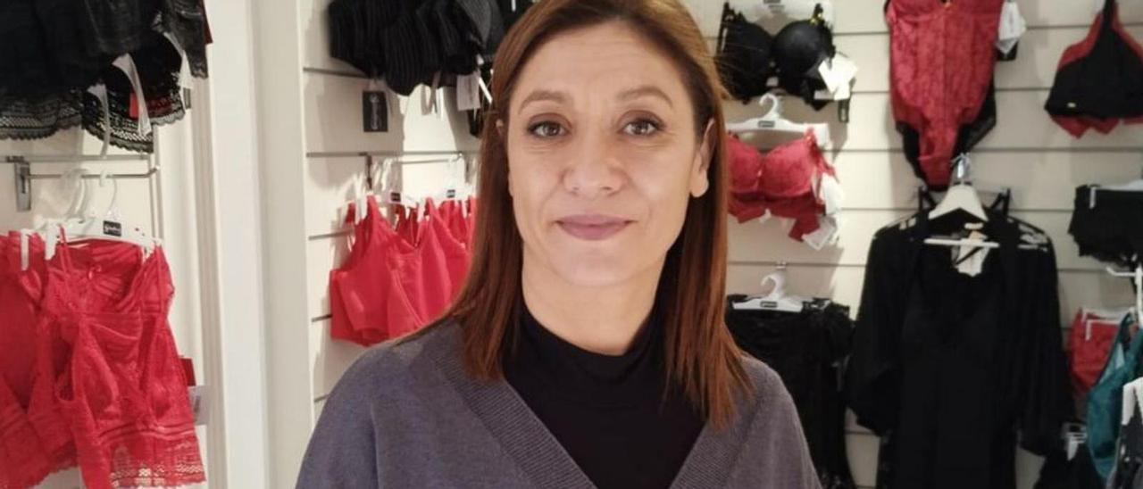 Cristina Rey Radío en su tienda de lencería de Dena.   | // T.H.