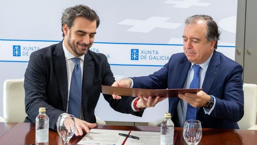Diego Calvo y Francisco Botas, en la firma del acuerdo.   | // XOÁN CRESPO