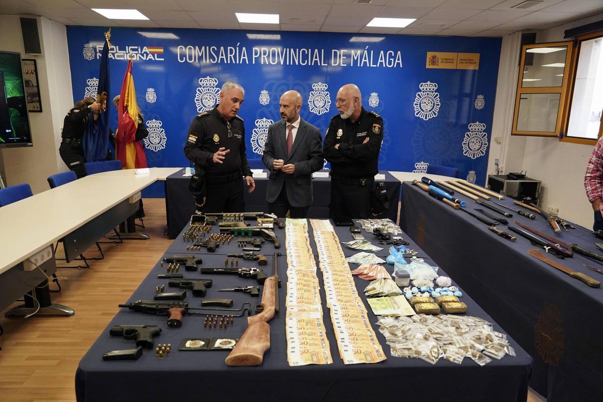 Roberto Rodríguez, Javier Salas y José Manuel Rando, junto a las armas y otros elementos intervenidos en La Trinidad.