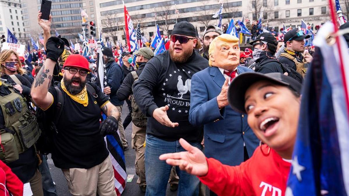 Miembros del grupo de extrema derecha Proud Boys, durante la manifestación.