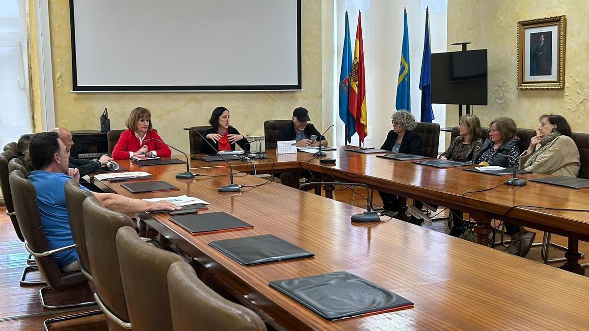 Recepción en la sala de plenos de Corvera.