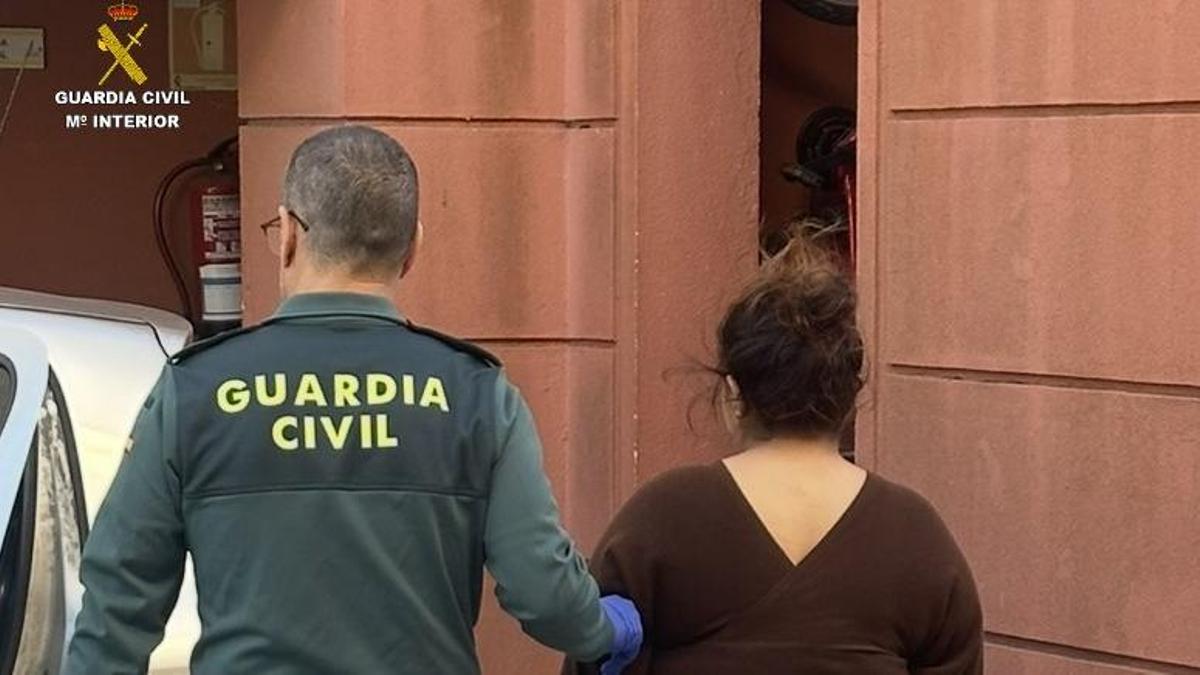 Detienen a una mujer en Cangas por una estafa bancaria de más de 47.000 euros