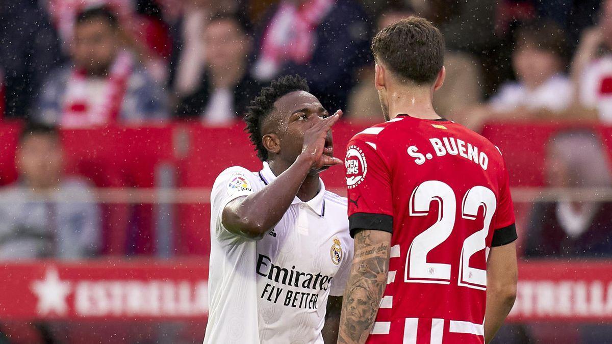 En un partido contra el Girona se las tuvo con Santi Bueno, se encaró con Taty y con la grada de Montilivi mientras se acariciaba el parche de campeones del Mundo En un partido contra el Girona se las tuvo con Santi Bueno, se encaró con Taty y con la grada de Montilivi mientras se acariciaba el parche de campeones del Mundo