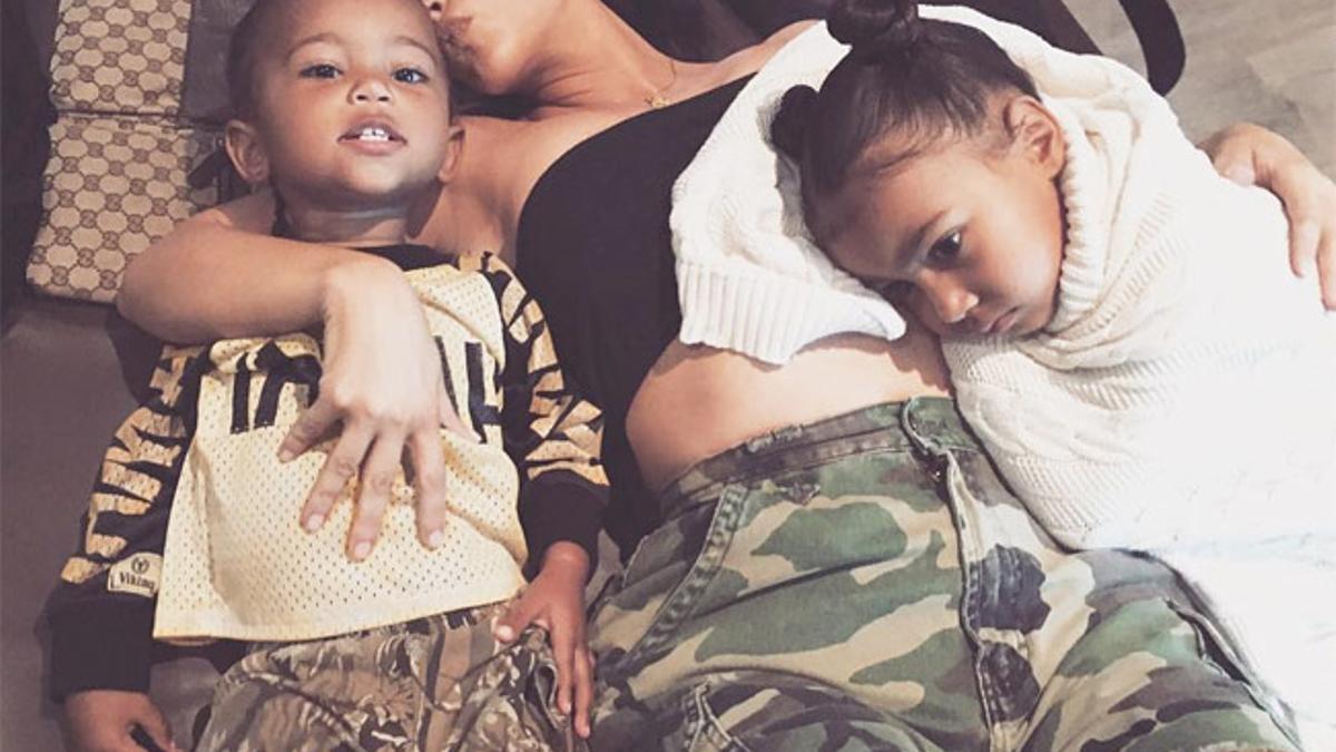 Kim Kardashian con sus hijos Saint y North West