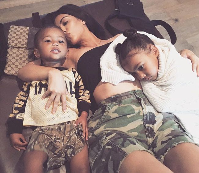 Kim Kardashian con sus hijos Saint y North West