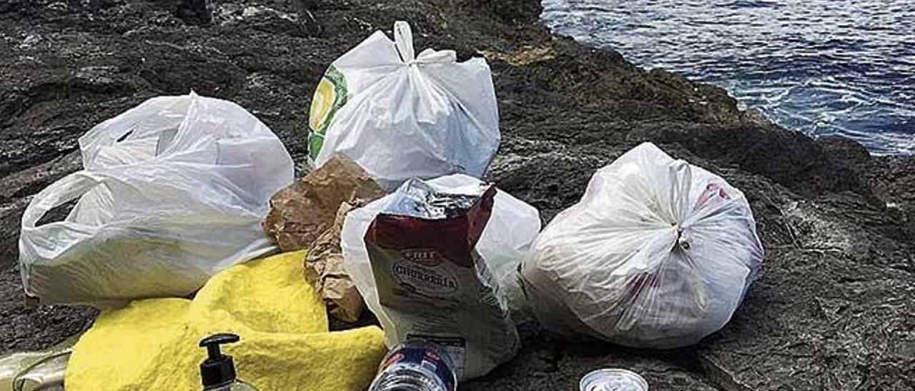 Bolsas de basura y desperdicios encontrados en el paraje natural.