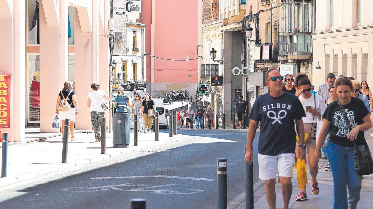 Calle San Antón. Con la obra, la calzada y la acera estarán al mismo nivel, lo mismo que estarán en Parras.