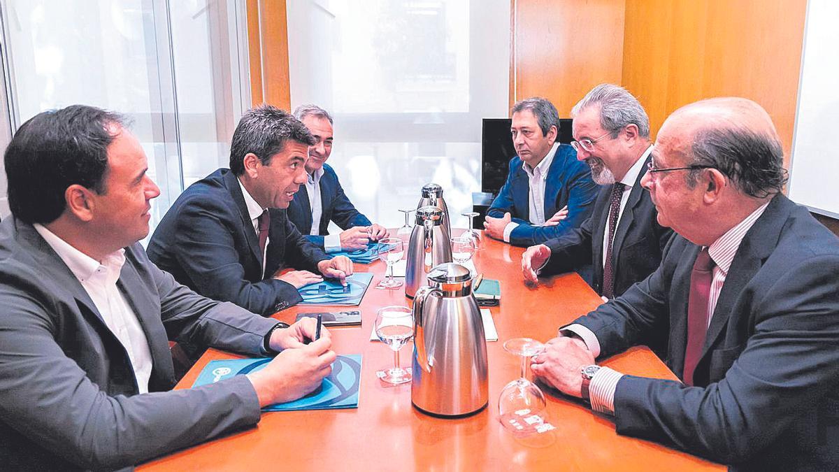 Negociaciones entre PP y Vox para conformar el gobierno en 2023.