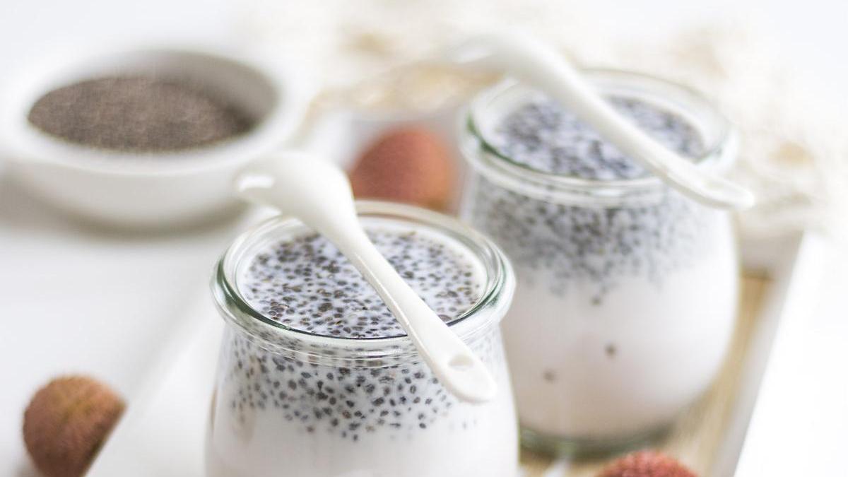 Tomar un yogur desnatado con semillas de chía es una merienda perfecta para adelgazar