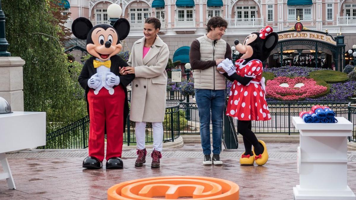 Samanta Vallejo-Nágera y Jordi Cruz en Disneyland París con Minnie y Mickey Mouse