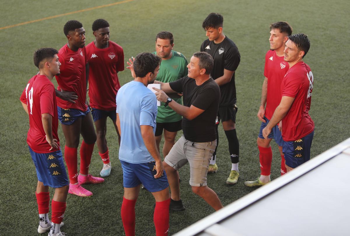 Sergi Escobar da instrucciones a sus jugadores durante el primer partido de pretemporada.