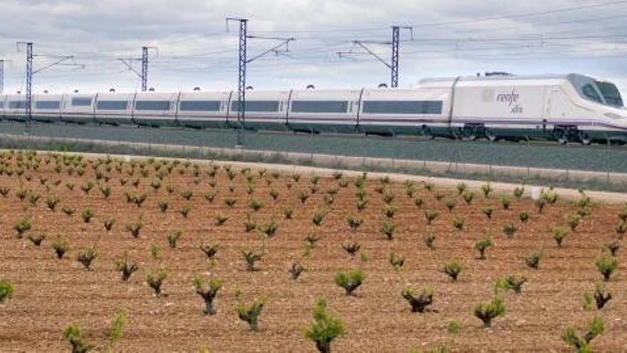 Los AVE que utilizará Renfe para operar en la línea de Alta Velocidad entre Madrid y la Comunidad Valenciana circulan ya en pruebas. En la imagen por Albacete.
