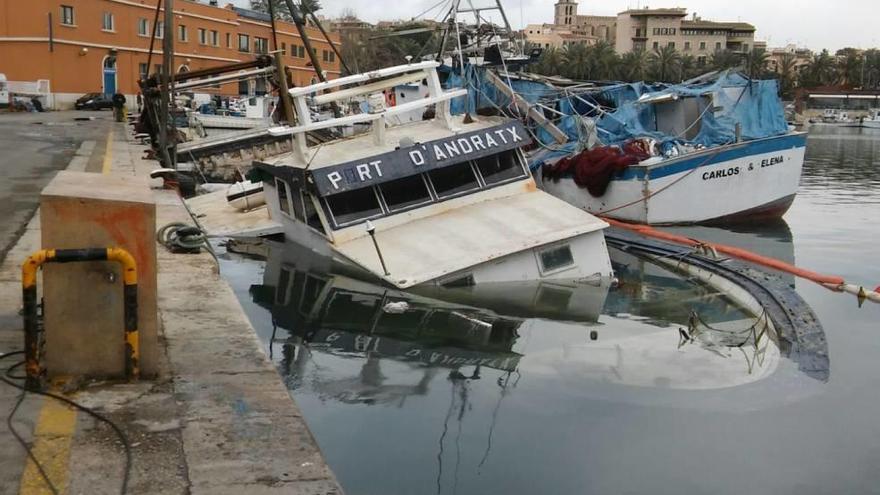 Un pesquero se hunde en el puerto de Palma