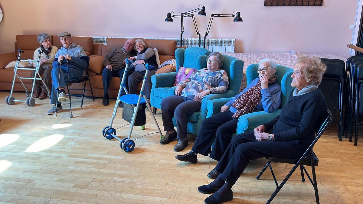 Un grup d’avis i àvies al casal de la gent gran de Puigcerdà a les instal·lacions del Museu